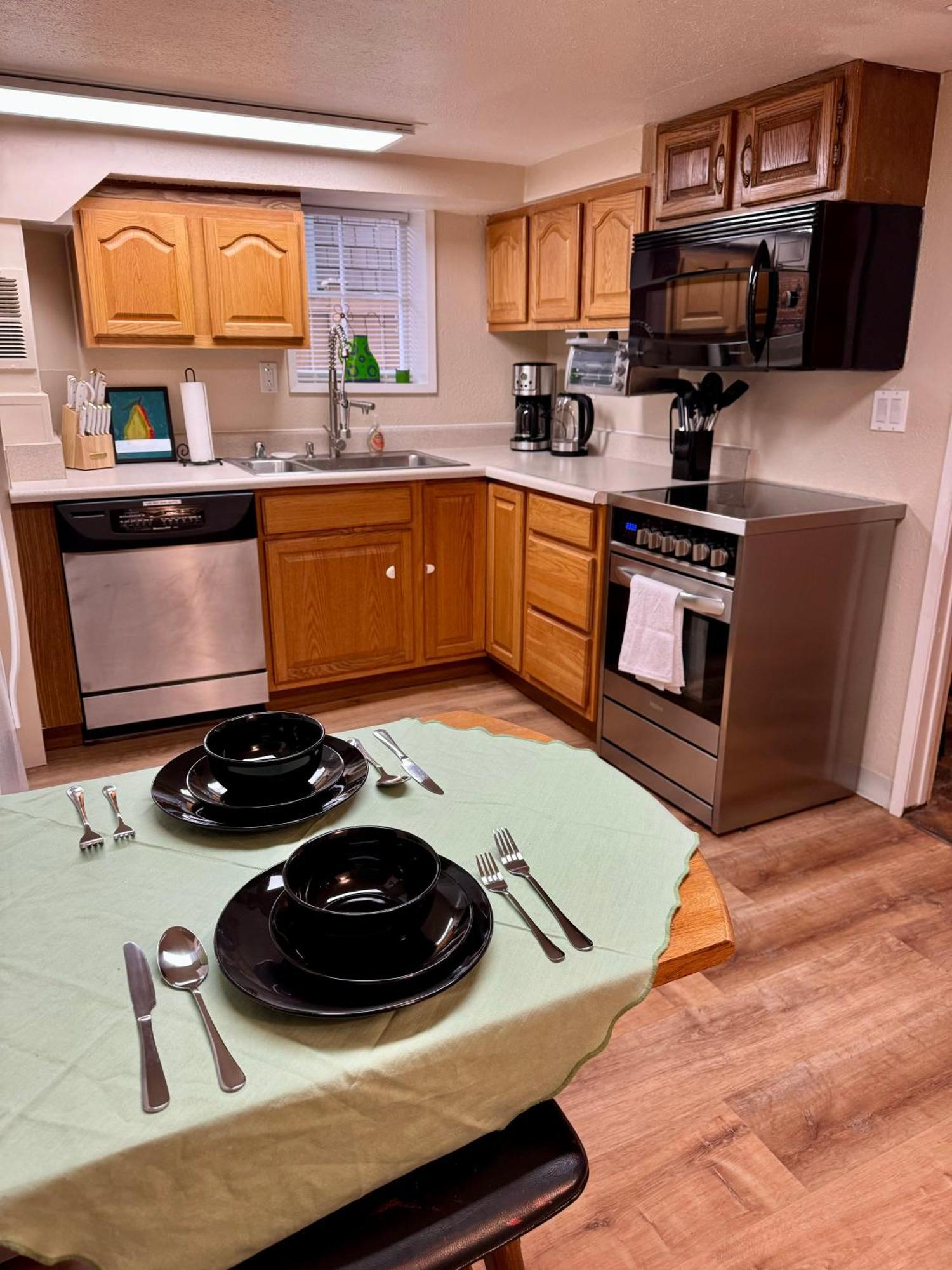 Queen Bea-seattle-queen Anne-basement-level Apartment